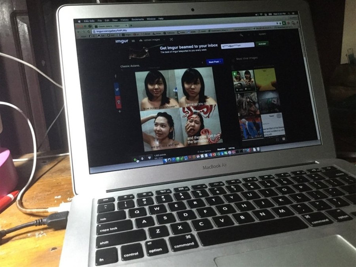 Lướt web trước khi đi ngủ.