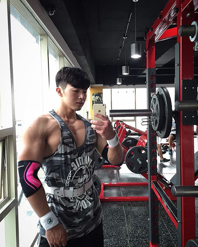 Body vạm vỡ và khuôn mặt thư sinh của Seong Min, mỹ nam vạn người mê xứ Hàn.