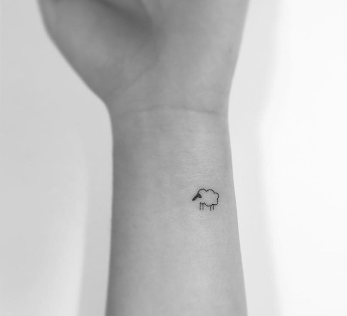 Cổ tay cũng là một vị trí được nhiều người chọn để có những hình xăm mini tattoo.