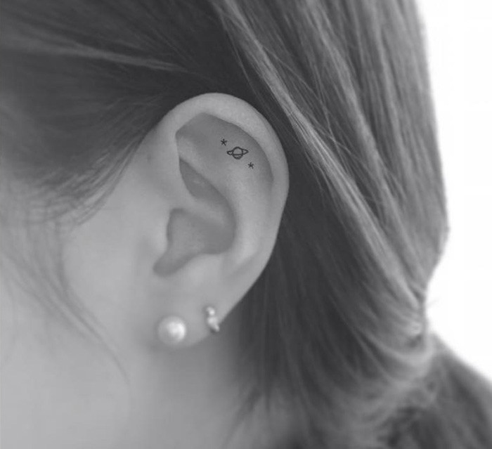 Với những hình xăm mini tatoo, các bạn trẻ có thể xăm vào những vùng khó xăm trên cơ thể như vành tai, kẽ ngón tay hay mu bàn chân.
