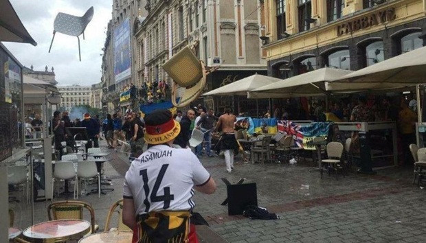Những màn ẩu đả của CĐV Đức và Ukraine đã khiến một khu phố của Lille trở nên lộn xộn, đổ nát. Những quán cafe ở đây đã được yêu cầu đóng cửa ngay lập tức.