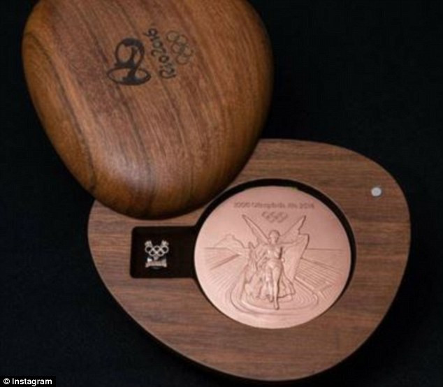 Đầu tiên phải nhắc tới cha đẻ của huy chương Olympic Rio 2016, đó là nhà điêu khắc người Brazil - Nelson Neto Carneiro. Người đàn ông này hiện làm việc tại xưởng đúc tiền tại Brazil và đã có 41 năm kinh nghiệm trong nghề này.