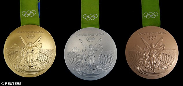 Với thiết kế hình tròn truyền thống, tấm huy chương Olympic Rio tạo ra sự hoàn hảo. Mặt của các huy chương được khắc hình nữ thần chiến thắng Nike trên nền ngôi đền cổ Hy Lạp Parthenon.