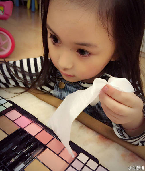 Tiểu mỹ nhân Trung Quốc Tiểu Điềm Điềm không còn là gương mặt quá xa lạ với cộng đồng mạng. Bằng lối diễn xuất tự nhiên và vô cùng dễ thương trong bộ phim đình đám thời gian qua là "Mị Nguyệt Truyện" khiến bé gái này được mọi người rất yêu quý.