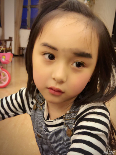 Cô bé đã tự tay “làm đẹp” cho mình bằng những hoạt động như vẽ lông mày, kẻ mí. Mọi hành động vụng về của Tiểu Điềm Điềm lại càng khiến cô bé trở nên đáng yêu vô cùng.