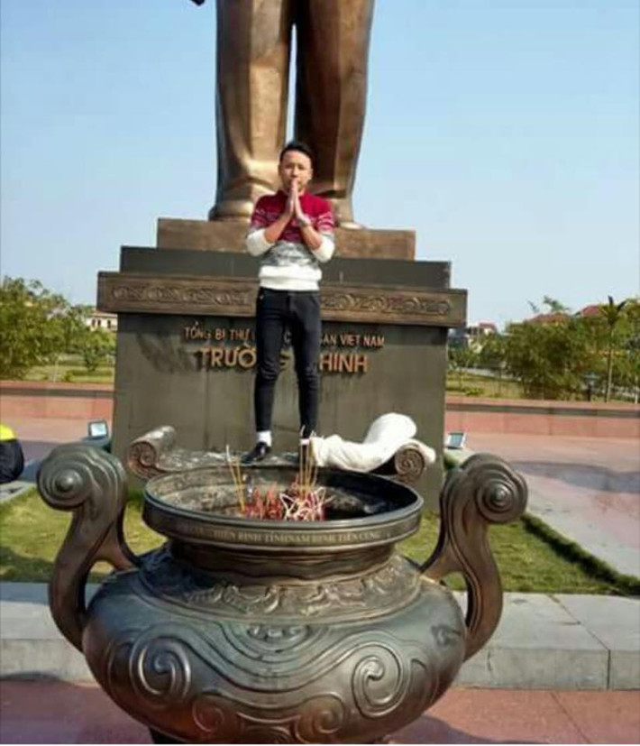 Hình ảnh một chàng thanh niên ngang nhiên đứng lên lư hương tại quảng trường Tổng bí thư Trường Chinh tại Quảng Trị, khiến nhiều cư dân mạng vô cùng bức xúc trong những ngày đầu năm mới. Theo nhiều người thì đây là hành vi không chỉ bất kính mà còn cho thấy chàng thanh niên này có suy nghĩ vô cùng kém.