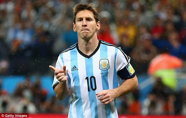 Có thể nhận thấy rằng, khi lên tuyển Messi hoàn toàn khác với khi ở CLB. Khi ở CLB, cầu thủ này là trung tâm của toàn đội bóng. Nhưng với ĐT Argentina, Messi là một thành ngôi sao trong một dàn sao.