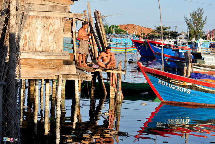 Ngoài giờ ra biển lao động, những lúc thư nhàn, đàn ông ở khu ổ chuột câu cá ở sau nhà cải thiện bữa ăn cho gia đình.