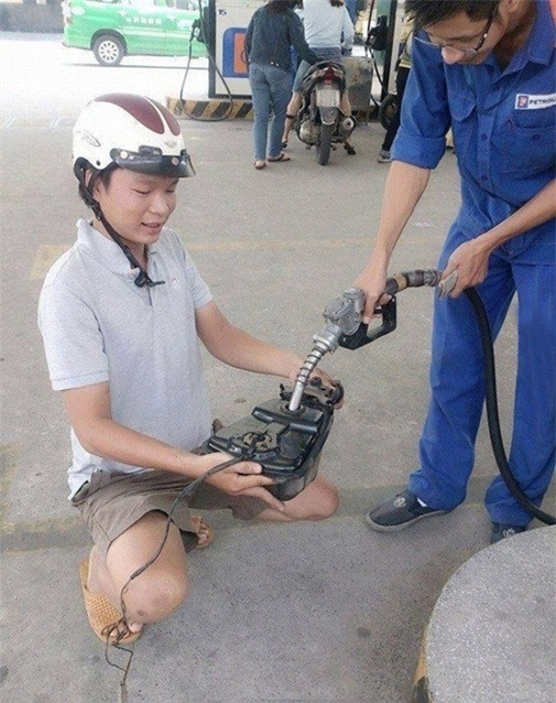 Tháo nguyên bình xăng để khỏi phải dắt xe ra khỏi nhà.