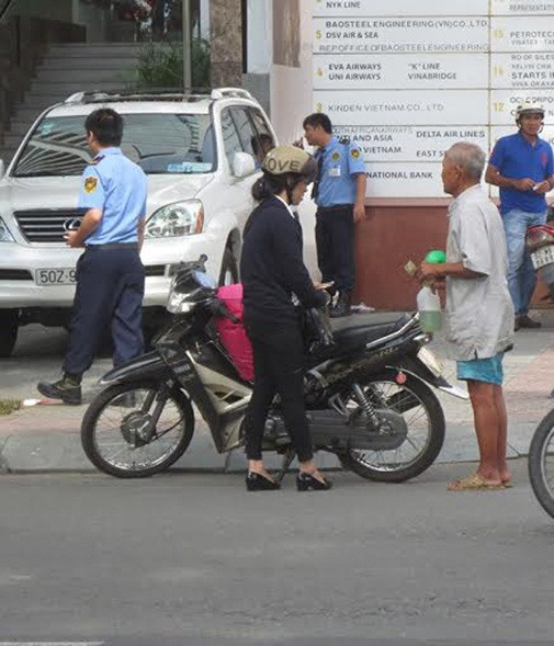 Mới đây, trên một trang mạng xã hội đông thành viên đã tổng hợp lại những màn đổ xăng bá đạo chỉ có ở Việt Nam khiến nhiều người phải rùng mình, nhưng cũng mang đến những tràng cười vỡ bụng.