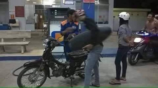 Việc các thanh niên sử dụng xe gắn máy tại Việt Nam có màn nhấc nguyên cốp xe để đổ xăng là chuyện không hiếm.