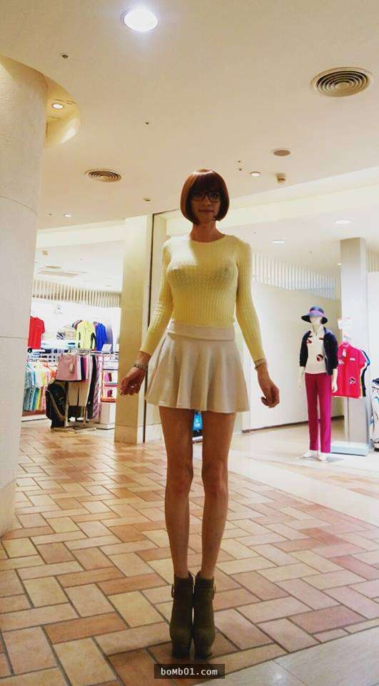 Cô nàng rất tự tin khoe cơ thể, thậm chí còn mặc chiếc váy rất táo bạo và không mặc nội y nhằm khoe toàn bộ vẻ nữ tính của mình.