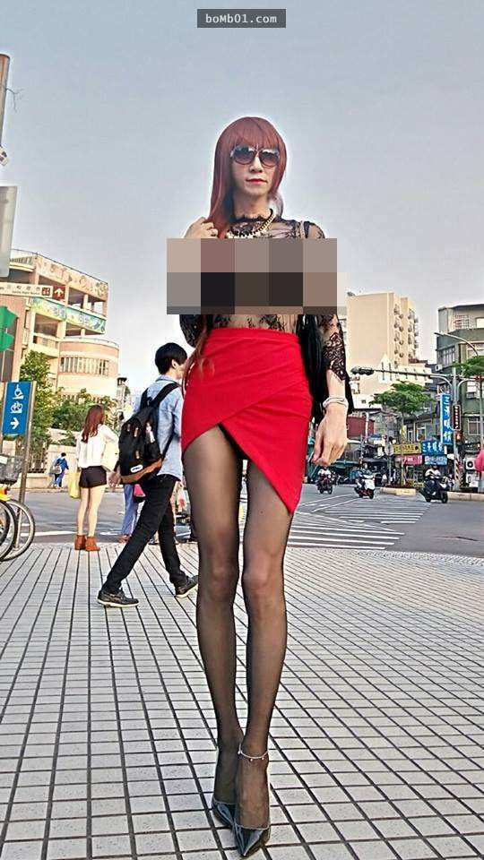 Lướt qua trang cá nhân của cô nàng phẫu thuật thẩm mỹ này dễ dàng thấy cô ta là một tín đồ của giày cao gót khiến cô cao đến 1m99, vì vậy những chiếc váy cô mặc thường bị ngắn đi rất nhiều.
