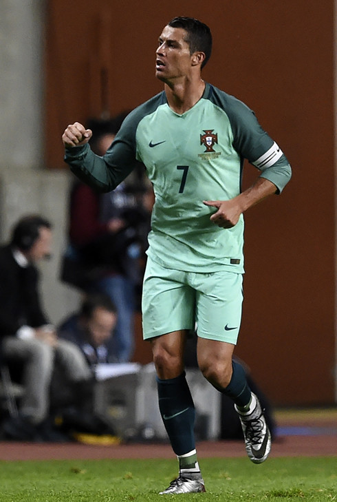 Bằng kỹ năng cá nhân siêu phàm cùng khả năng dứt điểm đa dạng, CR7 mang lại niềm tin cho NHM cũng như ban lãnh đạo của ĐT Bồ Đào Nha. Tuy vậy, trong những trận đấu Euro vừa qua, Ronaldo vẫn chưa tạo được dấu ấn.