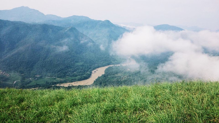 Đồi cỏ có diện tích khá rộng, từng ngọn đồi cứ trùng điệp hiện ra trước mắt với lớp cỏ xanh mướt hiện ra khiến cho ai nấy đều mê đắm. Đặc biệt hơn nếu các bạn đi vào sáng sớm thì chắc chắn sẽ có một hành trình săn mây hết sức thú vị với những đám mây lững lờ trôi ngay trước mắt.