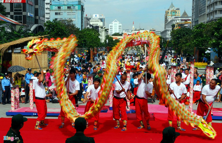 Tại liên hoan, các đoàn lân - sư - rồng tổ chức diễu hành theo 6 cung đường Lê Lợi; Huỳnh Thúc Kháng - Pasteur - Tôn Thất Hiệp; Hồ Tùng Mậu - Huỳnh Thúc Kháng; Hàm Nghi - Hải Triều; Đồng Khởi - Nguyễn Thiệp; Ngô Đức Kế và về tập kết tại phố đi bộ Nguyễn Huệ với ý nghĩa văn hóa hội tụ, tinh thần đoàn kết dân tộc chung tay chung sức phát triển TP.HCM.