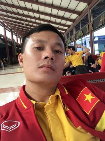 Thủ quân Thành Lương của ĐT Việt Nam chụp ảnh check-in và đăng tải cảm xúc mệt mỏi trên trang cá nhân của mình.