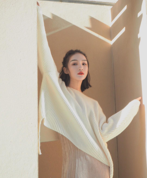 Cô gái bí ẩn khiến dân mạng xôn xao những ngày vừa qua là người sở hữu gương mặt thanh thoát, đôi môi gợi cảm, khiến người đối diện phải trầm trồ khen ngợ.