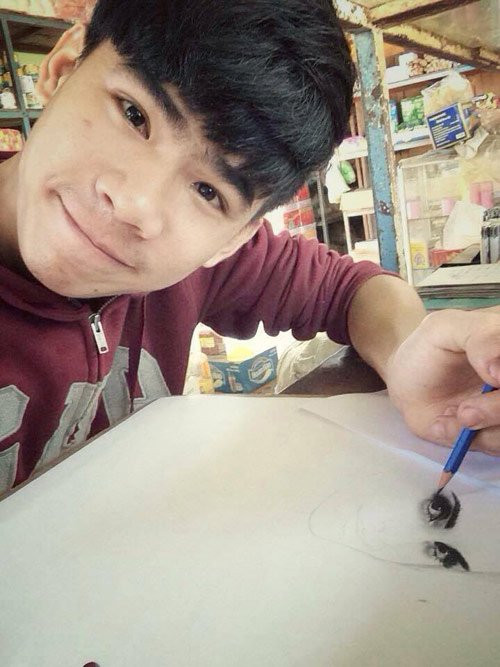 Mới đây, cư dân mạng chú ý tới tài vẽ tranh chì như thật của thầy giáo 9X có tên là Vũ Văn Năng. Bằng đôi tay khéo léo cùng sức sáng tạo siêu việt của mình, anh chàng 9X Văn Năng đã cho ra những bức ảnh mà khiến nhiều người phải tưởng nhầm đó là người thật.