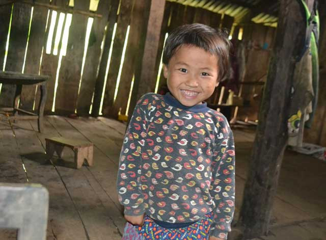 Đẻ nhiều con nhưng gia đình “ông vua đẻ” vẫn thiếu người lao động, ngay cả đứa trẻ mới 11 tuổi như em Trương Thị Mỉ cũng phải cáng đáng công việc nặng nhọc giúp bố mẹ.
