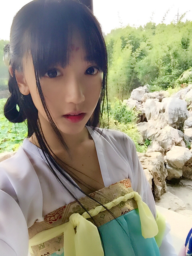 Thập Anh từng được đặt rất nhiều biệt danh như "người đẹp lolita", "quý cô Nhật Bản", nhưng danh hiệu "Hoa hậu giảng đường" của trang Sina dành tặng lại vô tình khiến nữ du học sinh 9X này hứng không ít gạch đá từ cộng đồng mạng