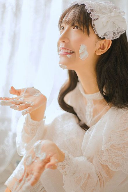 Lâm Giới Thập Anh sinh năm 1995 tại Thâm Quyến, Trung Quốc. Hiện cô gái này đang theo học tại trường Đại học California, Mỹ.