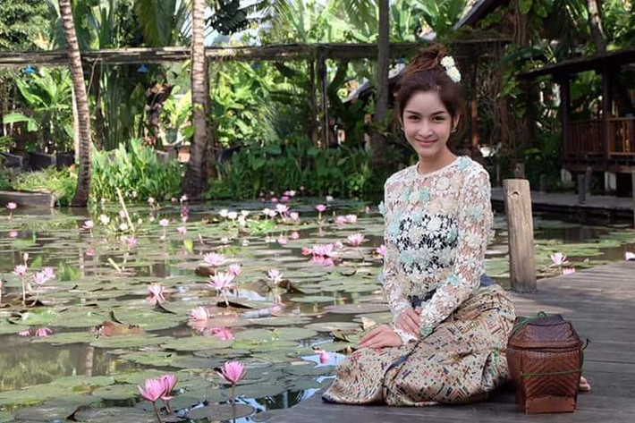 Nhiều dân mạng còn cho rằng, hot girl chuyển giới xinh đẹp này sẽ sớm soán ngôi vị người chuyển giới đẹp nhất hành tinh của Nong Poy (Thái Lan).