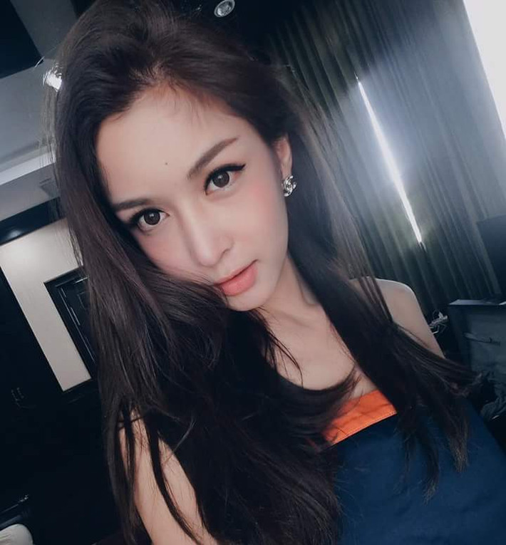 Bằng vẻ ngoài trắng trẻo, xinh đẹp, hot girl chuyển giới người Lào là Piyada Inthavong đã trở thành tâm điểm chú ý của dân mạng thời gian qua.