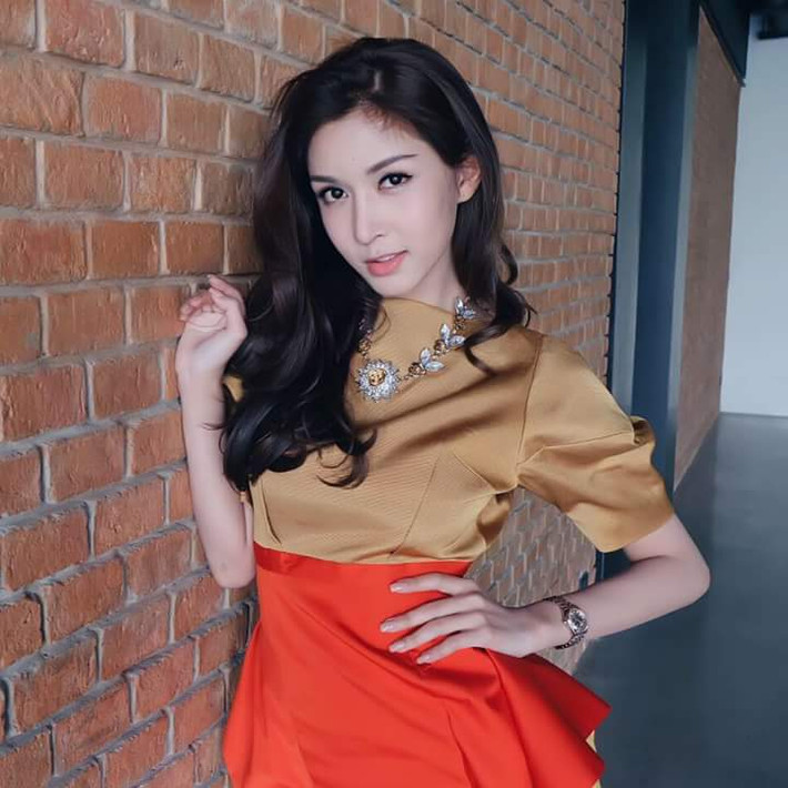 Với làn da trắng mịn, gương mặt thanh thoát, thân hình mảnh mai, những đường cong quyến rũ, Piyadar Inthavong được rất nhiều người ngưỡng mộ.