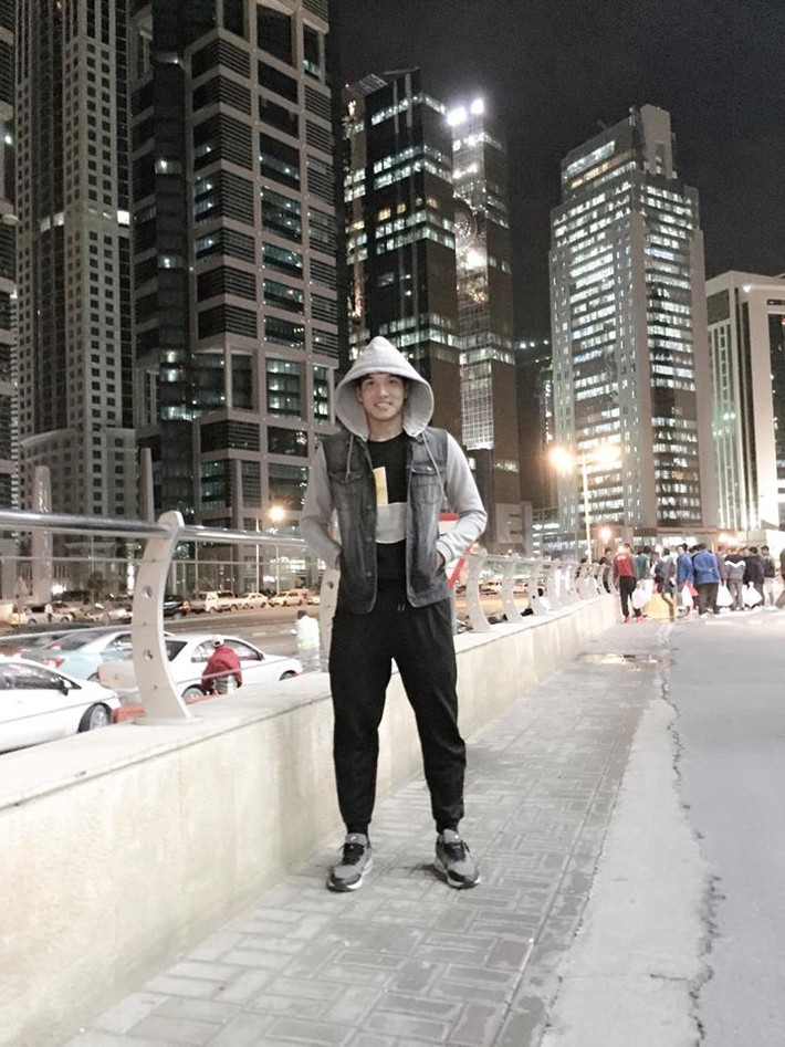 Cầu thủ Đào Duy Khánh chụp ảnh trước đại bản doanh của U23 Việt Nam đóng quân trong VCK U23 châu Á lần này.