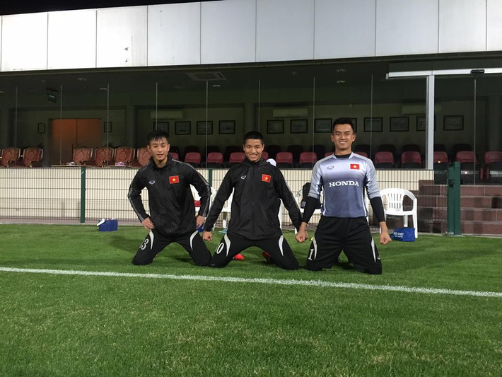 Các thủ môn của U23 Việt Nam là Hoài Anh, Minh Long, Văn Tiến luyện công tại sân tập trong nhà.