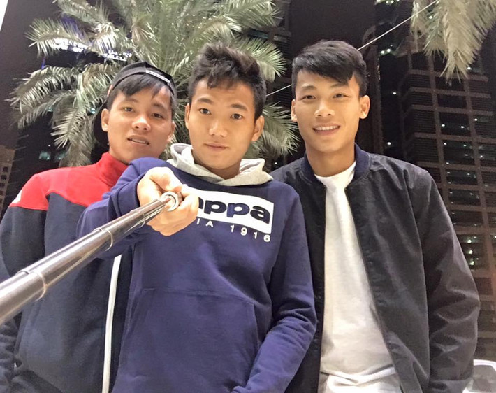 Sau những giờ đổ mồ hôi trên sân tập, các cầu thủ U23 Việt Nam đã có thời gian giải lao giúp các cầu thủ thoải mái tư tưởng cũng như mua sắm những vật dụng cần thiết cho cuộc sống.