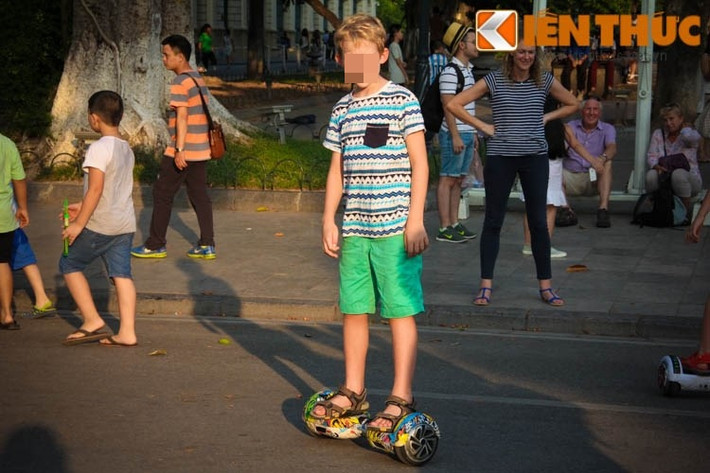 Xe điện thăng bằng hay còn gọi là ván điện thời gian qua đã trở thành trò chơi mới của nhiều bạn trẻ trên khắp cả nước. Nó thịnh hành bởi sự độc đáo và mới lạ, tuy nhiên như đã biết, loại hình di chuyển này mang đến nhiều tiềm ẩn nguy hiểm cho những người xung quanh cũng như chính người sử dụng.
