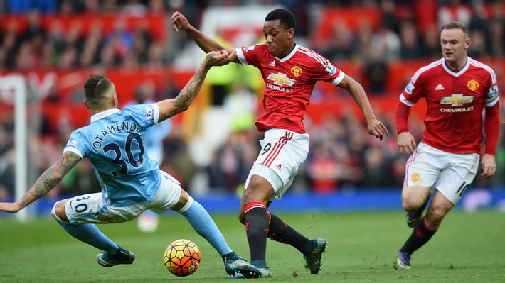 Martial (đỏ) là điểm sáng của Man United mùa trước. Nhưng mùa này, anh lại đang gây thất vọng với màn trình diễn nhạt nhòa. Nếu không tìm lại phong độ đỉnh cao, Martial hoàn toàn có thể bị thay thế bởi Marcus Rashford ở những trận tới.