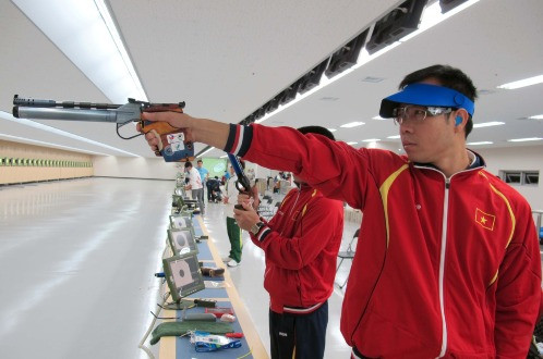 Gương mặt thứ 3 được kỳ vọng sẽ mang huy chương về cho đoàn TTVN tại Olympic lần này đó là VĐV Hoàng Xuân Vinh ở bộ môn súng ngắn nam 50m.