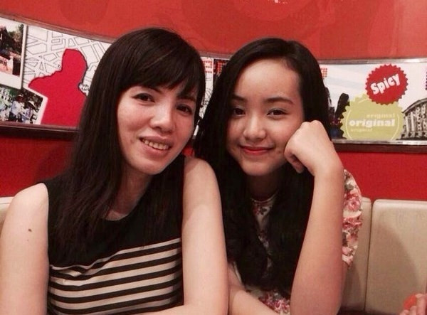Mẹ của Bảo Trân kiêm luôn vai trò quản lý của cô nàng. Chính vì đã quá hiểu nhau nên cả hai làm việc rất ăn ý, mẹ vừa chăm sóc cho con gái vừa sắp xếp thời gian để đảm bảo giữa việc học và các hoạt động nghệ thuật.