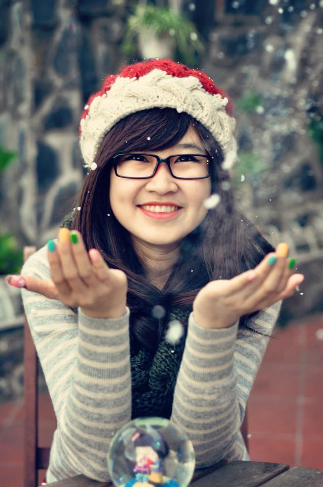Sau khi hoàn thành tấm bằng đại học, Tố Oanh được chính ông chủ của CLB Thái Sơn Nam (đội bóng mà chồng cô đang thi đấu) nhận vào làm để tạo điều kiện cho đôi uyên ương này ở gần nhau.