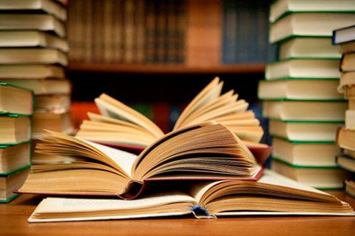 Sách được đánh giá là món quà của tri thức. Tặng sách là cách tốt nhất thể hiện được sự tỉ mỉ và quan tâm của bạn đến nàng. Có thể là sách nghiệp vụ, có thể là sách văn học, truyện, tiểu thuyết… miễn sao thông qua đó, bạn có thể gửi gắm được điều muốn nói tới nàng