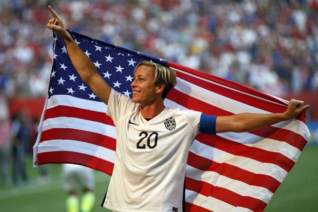 Cũng nghỉ hưu giống Heather Mitts nhưng Amy Wambach cũng từng có mức lương khủng trong làng bóng đá nữ lên tới 200.000 USD/ mùa.