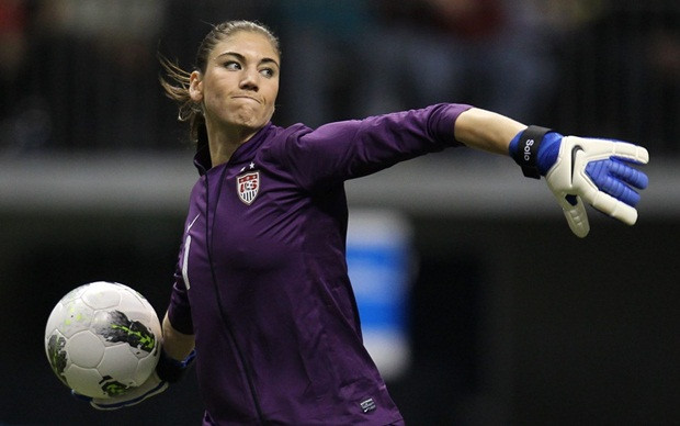 Nữ thủ môn xinh đẹp của CLB Seattle Reign và ĐT Mỹ đó là Hope Solo là người đứng thứ 8 trong danh sách những nữ cầu thủ nhận lương cao nhất thế giới với 65.000 USD/ mùa.