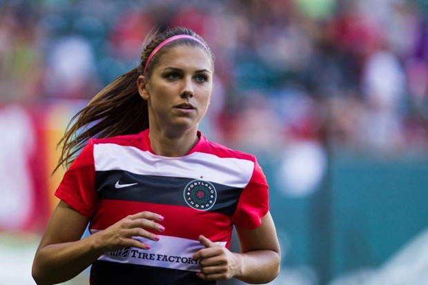 Nữ cầu thủ hưởng lương cao nhất thế giới đó là Alex Morgan hiện đang đầu quân cho CLB Orlando Pride. Nữ cầu thủ xinh đẹp này nhận được mức lương lên tới 450.000 USD/ mùa.