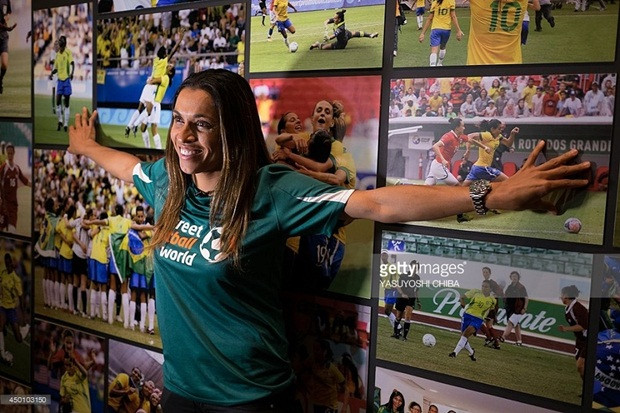 Marta Vieira là cái tên đình đám của làng bóng đá nữ thế giới và hiện tại đội chủ quản FC Rosengard trả mức lương lên tới 400.000 USD/ mùa cho ngôi sao Brazil này. Mức lương này giúp cô đứng thứ hai trong danh sách nữ cầu thủ hưởng lương cao nhất thế giới.