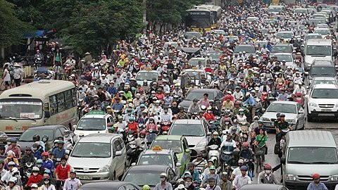 Trong ngày bạn trở lại trường học, cũng sẽ có rất nhiều sinh viên, nhân viên trở lại nơi làm việc, học tập của mình. Việc tắc đường là chuyện thường thấy trong những ngày này. Vậy nên các bạn sinh viên cần dậy sớm hơn để tránh sự cố muôn thuở này.