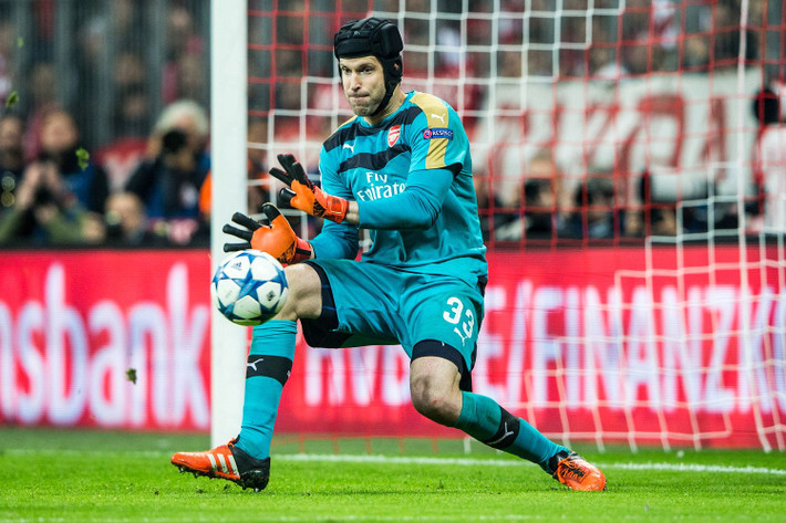 Thế nhưng, cay đắng hơn cho NHM của đội bóng nửa xanh thành London đó là điểm đến của Petr Cech lại là đại kình địch Arsenal. Thủ thành người CH Séc đã đóng góp rất nhiều vào lối chơi của Arsenal mùa giải này.