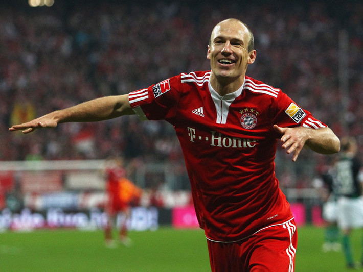 Arjen Robben đã có 3 mùa giải cống hiến cho CLB Chelsea, bằng tốc độ, cầu thủ người Hà Lan này đã trở thành cơn ác mộng thực sự của mọi hàng thủ Premier League. Đáng tiếc, Chelsea đã vội vàng bán anh cho Real Madrid năm 2007.