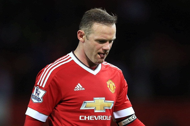 Wayne Rooney chỉ còn 2 năm hợp đồng với MU. Kỳ chuyển nhượng mùa hè vừa qua, có nhiều thông tin CLB đại gia tại Trung Quốc là Shanghai Shenhua sẵn sàng trả cho MU số tiền 27 triệu bảng và mức lương đến 500.000 bảng/tuần để có sự phục vụ của ngôi sao bóng đá này.