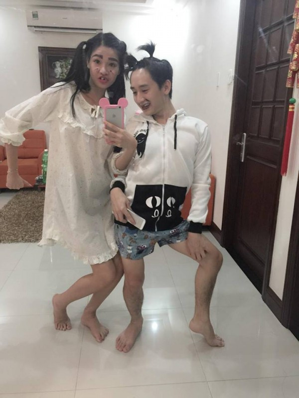 Thời gian qua, chuyện tình cảm giữa Mạc Hồng Quân và Kỳ Hân trở thành chủ đề nóng thu hút nhiều bình luận của dân mạng. Người thì cho rằng cả hai rất xứng đôi vừa lứa, người thì chê bai, đả kích. Thế nhưng, giữa cơn bão dư luận, cặp đôi này vẫn vững vàng thể hiện tình cảm của mình.