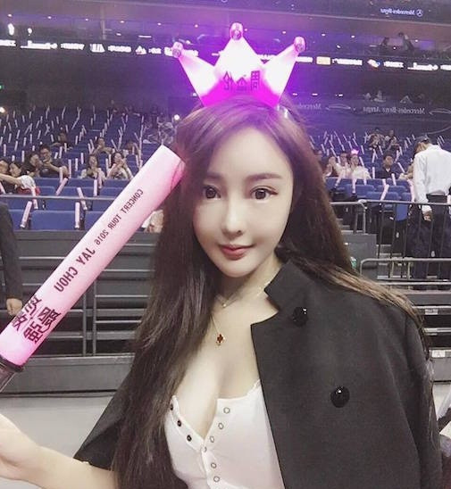 Được biết, Kimmy Chichi là một người mẫu ảnh có tiếng trong giới trẻ Đài Loan, thêm vào đó là diễn viên không chuyên được nhiều đạo diễn trẻ để mắt tới.