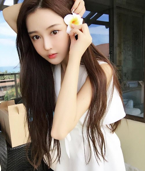 Theo nhận xét của một thành viên trong fanpage của hot girl xứ Đài, Kimmy Chichi đã lừa dối người hâm mộ, cô ta phẫu thuật thẩm mỹ và sử dụng công cụ sửa ảnh quá nhiều. Khi cô ta xuất hiện với gương mặt thật khiến nhiều người bất ngờ và cảm thấy bị lừa dối.