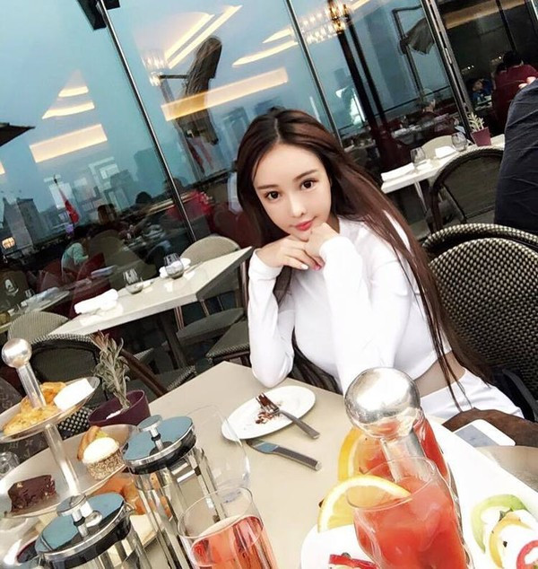 Hệ quả của việc xuất hiện khuôn mặt thật trên truyền hình, đã làm cho fanpage cá nhân của Kimmy Chichi giảm sút lượng người theo dõi nghiêm trọng. Từ 80.000 người xuống còn 70.000 người chỉ trong vòng chưa đầy 1 ngày.